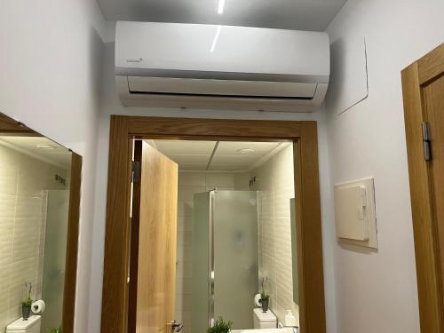 baño con ducha y ventilador de techo. en HOSTAL LA BATUTA, en Moixent (Mogente)