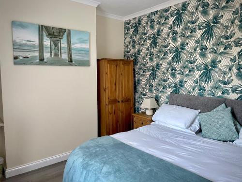 1 dormitorio con 1 cama y una foto en la pared en Milburn Cottage 2- Luxury Accommodation, en Monkwearmouth