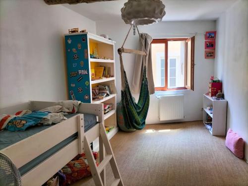 - une chambre avec un lit et un hamac dans l'établissement Maison de ville 10 p. centre Buis les Baronnies, à Buis-les-Baronnies