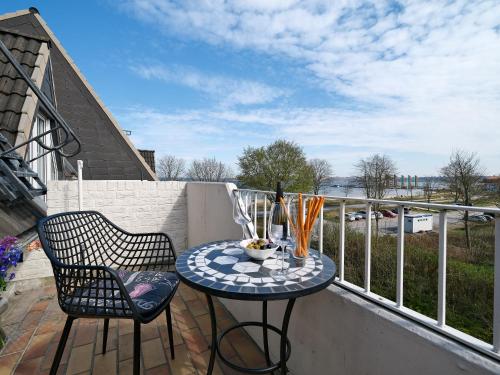 - Balcón con mesa pequeña y 2 sillas en Smile, wunderschöne Wohnung direkt am Strand, en Harrislee