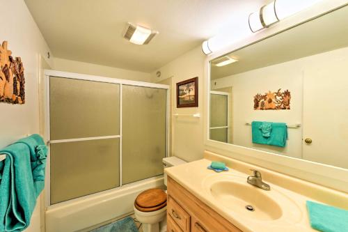 uma casa de banho com um lavatório e um chuveiro com um espelho. em Condo with Private Lanai, Ocean View and On-Site Pool! em Kihei