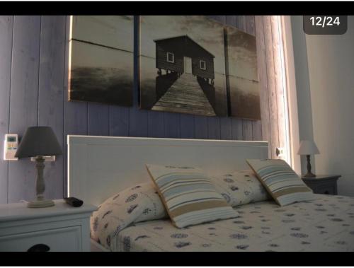 sypialnia z łóżkiem z obrazem na ścianie w obiekcie Beatrice Home w mieście Pompeje
