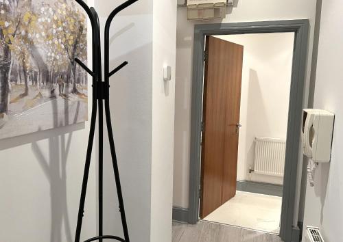 um corredor com um espelho e uma porta em New Two Bedroom Premium Apartment - Skylight - Northampton Town Centre em Northampton