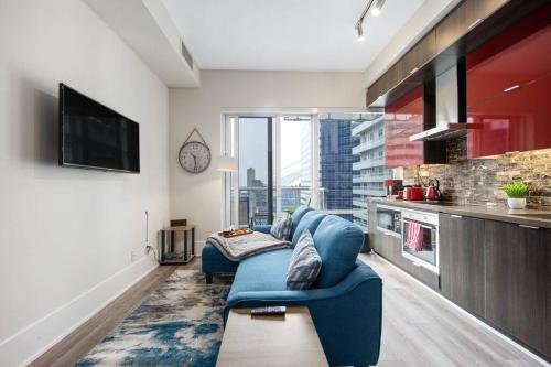Modern Downtown Condo - Parking & CN Tower View