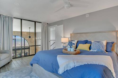 Split Level Pentouse with Floor to Ceiling Arched Window and Panoramic View of the Coast 객실 침대