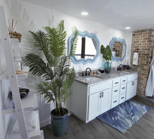 Split Level Pentouse with Floor to Ceiling Arched Window and Panoramic View of the Coast 주방 또는 간이 주방