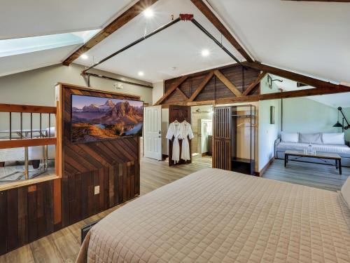 een slaapkamer met een groot bed in een kamer bij Cartier Mansion in Ludington