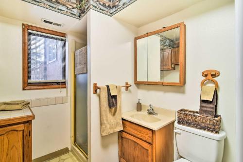 ein Badezimmer mit einem Waschbecken, einem WC und einem Spiegel in der Unterkunft Wasilla Home on Memory Lake with Mountain Views! in Wasilla
