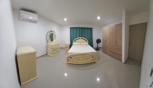 1 dormitorio con cama y espejo. en Casa Bacoba, en Santa Marta