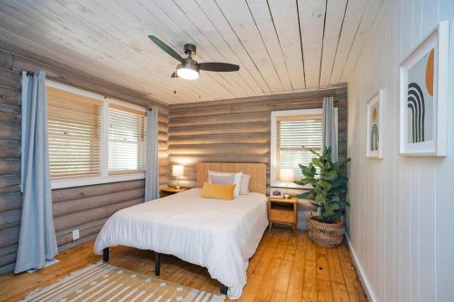 - une chambre avec un lit et un ventilateur de plafond dans l'établissement Cabin and Creek - Secluded Oasis - 3BD, à Kingston Springs