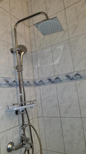 een douche met een douchekop in de badkamer bij Komfortwohnungen Oberhausen in Oberhausen