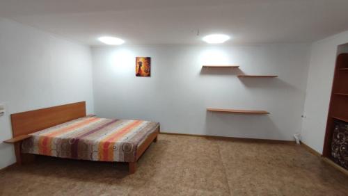 um quarto com uma cama num quarto com prateleiras em Sunday em Chornomorsk