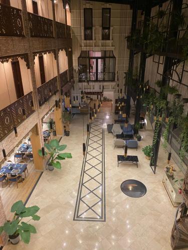 - une vue de tête sur un hall avec des tables et des chaises dans l'établissement Mukhrantubani Boutique Hotel, à Tbilissi
