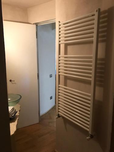 a room with a door to a room with a closet at Domus '400 in Pisa