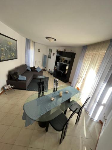 een woonkamer met een tafel en een bank bij Da Roberto in Falconara Marittima