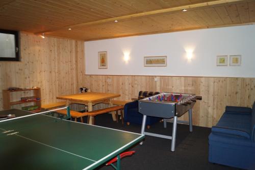 una sala de ping pong con mesa de ping pong en Oberransburg, en Flachau