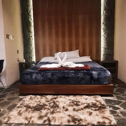 ein Schlafzimmer mit einem Bett mit einer Schleife darauf in der Unterkunft No 3 Loft Jacuzzi Mazamitla in Mazamitla