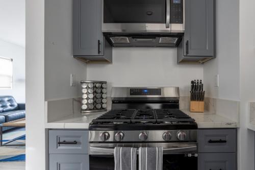 Bungalow w Free Parking 4 min from SoFi, 8min from airport photo 6