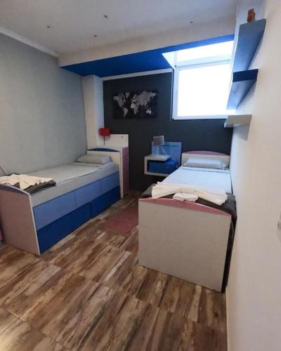 Habitación con 2 camas y ventana en Apartamento suite en capital en Buenos Aires