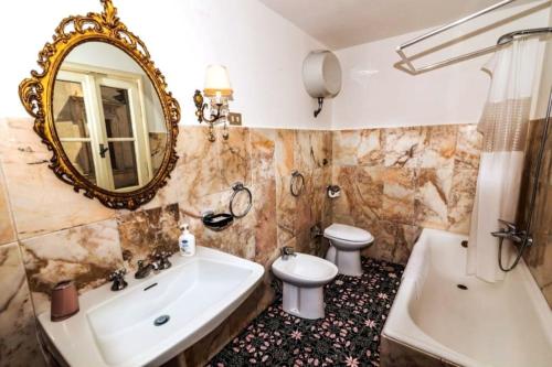 baño con lavabo y espejo en ART DÉCO 1920 Vicino AUTOSTRADA 40 MIN ROMA, en Orte