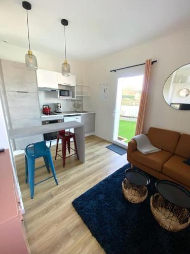 un salon avec un canapé et une table dans l'établissement Relais de la Joselière, à Pornic