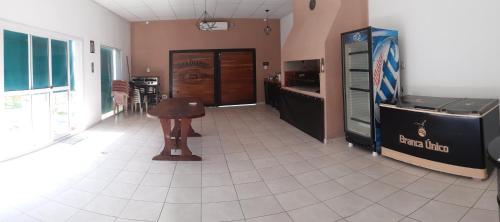 pokój z restauracją ze stołem i automatem do napojów w obiekcie Luma Quincho Appart w mieście El Colorado