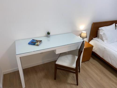 - un bureau blanc dans une chambre avec un lit dans l'établissement Casa Roberto (Studio) in the Heart of Porto, à Porto