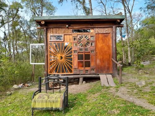 ein kleines Holzhaus auf einem Feld in der Unterkunft Selva Nuez in San Antonio