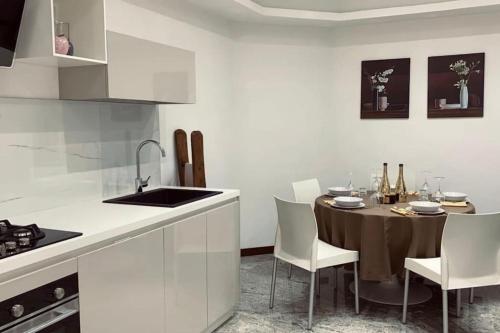 cocina con mesa y comedor en La Baita Contemporanea; mix tra passato e presente, en Prato