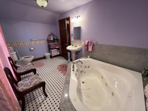 een badkamer met een bad, een toilet en een wastafel bij Gwen's Place - Private 2nd Floor 