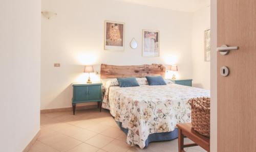 een slaapkamer met een bed met 2 nachtkastjes en 2 lampen bij Casa Giovanetti in Grandola ed Uniti