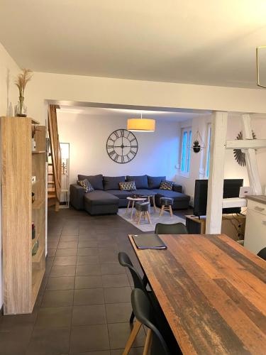 sala de estar con sofá azul y mesa en Duplex moderne à 10 minutes de Colmar, en Wintzenheim