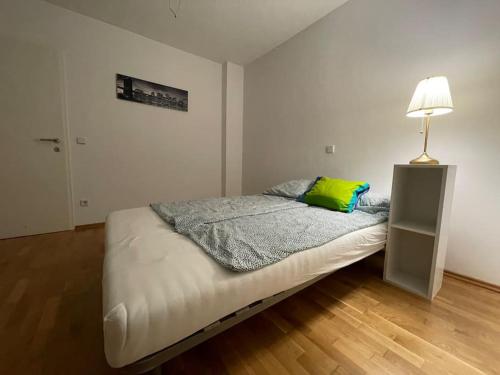 ein Schlafzimmer mit einem Bett mit einer Lampe in der Unterkunft modern and comfortable apartment next to vienna mainstation in Wien