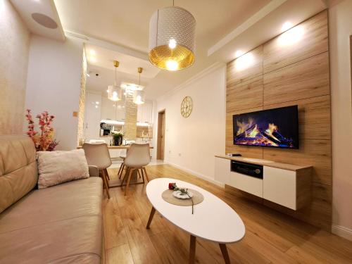 札格雷布的住宿－Zagreb4you Apartments，客厅配有沙发和桌子