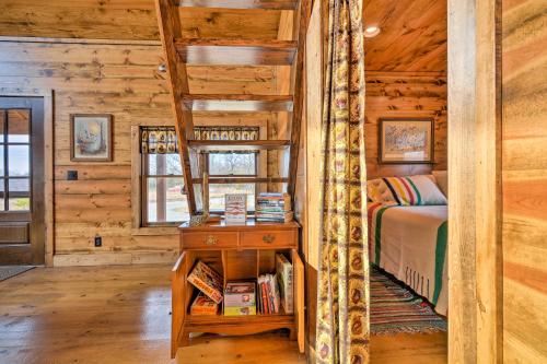 um quarto com uma cama num chalé de madeira em Greenfield Cabin with Screened-In Porch and Fire Pit! em Greenfield