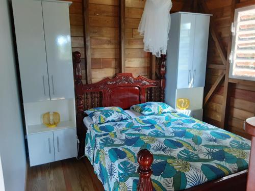 - une chambre avec un lit et des armoires blanches dans l'établissement Gite de Paulo la source, à Pointe-Noire