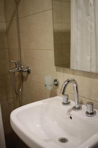 y baño con lavabo blanco y espejo. en Dpto Nueva Córdoba Excelente Ubicación! A Metros Parques, Paseos, Buses - Cochera opcional en Córdoba