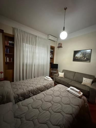 salon z łóżkiem i kanapą w obiekcie Siam Guest House Rome w Rzymie