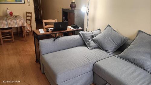 un salon avec un canapé et un bureau avec un ordinateur portable dans l'établissement Sunny Harbour, à Arona