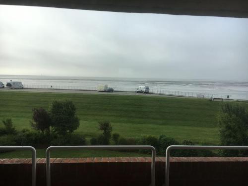 a view of the ocean from a window at Schönes Feriendomizil mit Meerblick Südstrand Nähe Fliegerdeich in Wilhelmshaven in Wilhelmshaven