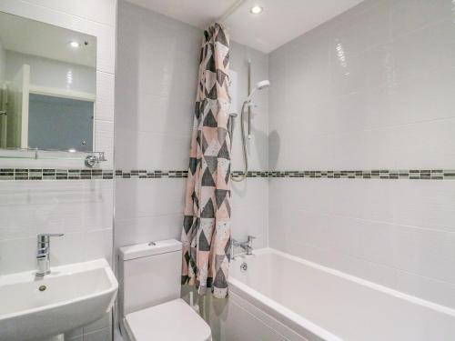 ein Badezimmer mit Toilette, Badewanne und Waschbecken in der Unterkunft Maisy Cottage in Weymouth