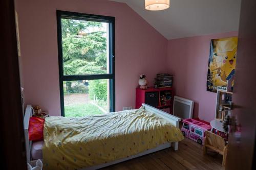 1 dormitorio con cama y ventana grande en logement entier au calme en Étercy