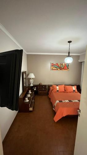 1 dormitorio con 2 camas y mesa con lámpara en “Chalet Carrasco” totalmente equipado en Mar del Plata