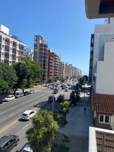 una concurrida calle de la ciudad con coches aparcados en la carretera en Fontinalis Hosting Perla en Mar del Plata