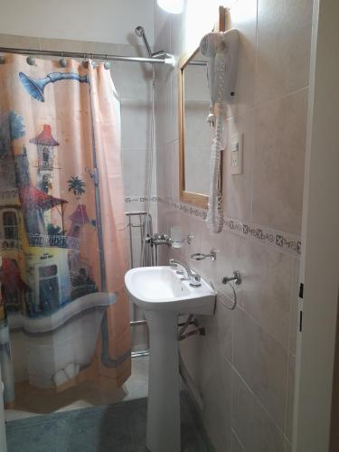 La salle de bains est pourvue d'un lavabo et d'un rideau de douche. dans l'établissement El Zohar 4 pax, à Federación
