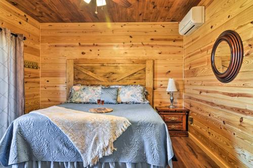 溫泉城的住宿－Hot Springs Cabin Rental 2 Mi to Lake Hamilton!，小木屋内一间卧室,配有一张床