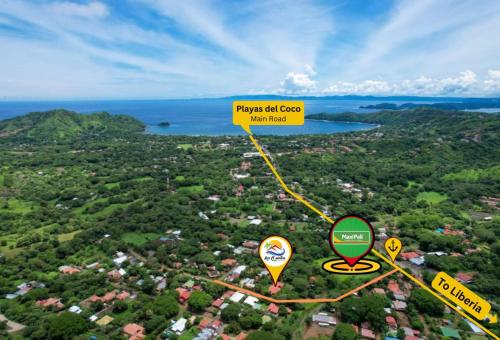 una vista aérea de una carretera con un cartel y el océano en Las QuiNtas Casas para VacacionaR en Coco