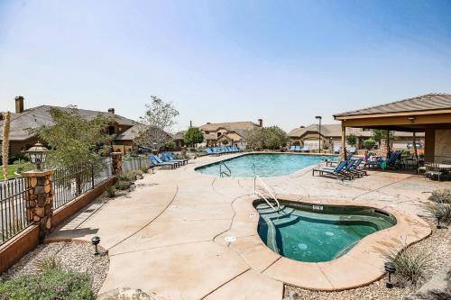 uma piscina num quintal com uma casa em Coral Ridge 4266 Desert Retreat em Washington