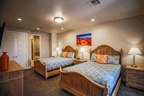um quarto com duas camas num quarto com uma porta em Coral Ridge 4266 Desert Retreat em Washington