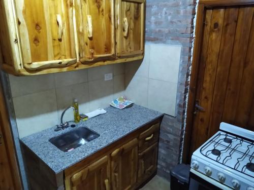 una cucina con lavello e fornello di Cabaña El Sueño de La Abuela a El Hoyo